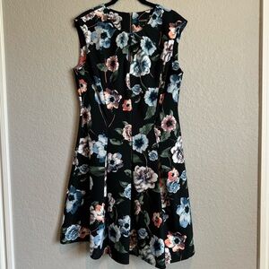 ROZ & ALI Black Floral Sleeveless Dress with Pleats Keyhole Front